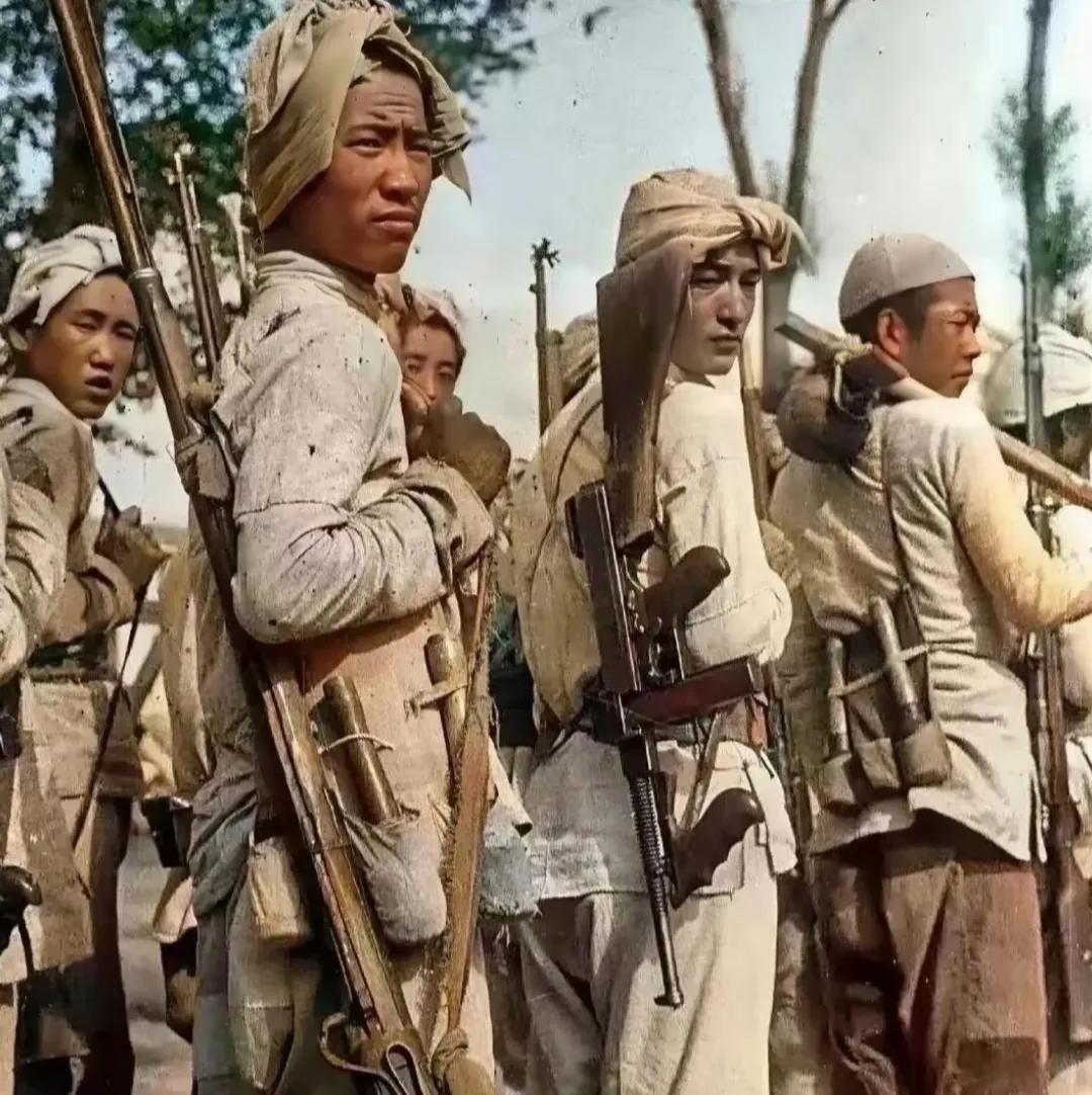 抗战时期，年轻的民兵们肩扛各式各样的步枪，中间这位小伙的枪造型挺独特，看着像冲锋
