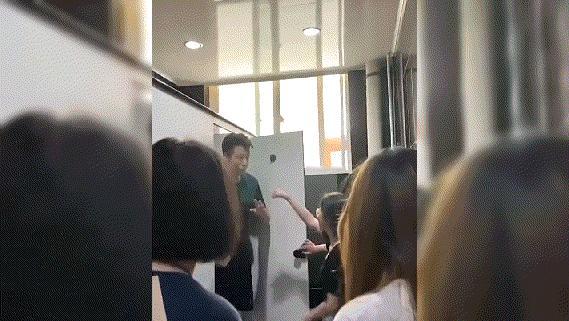 变态男女厕所偷拍，被当场逮住，曝光，曝光，必须曝光！
