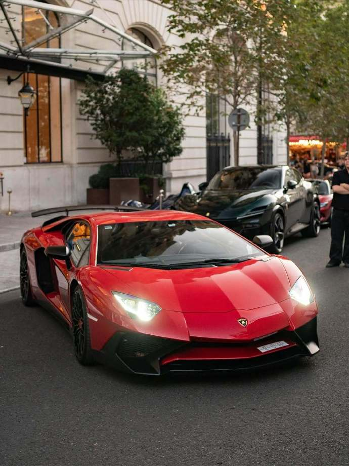 LP750-4 SV这个名字，在车迷群里说出来都得带敬语。2015年日内瓦车展亮