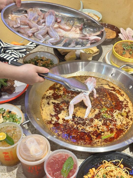 被问爆！上海排队王深圳首店，这锅太狠了！