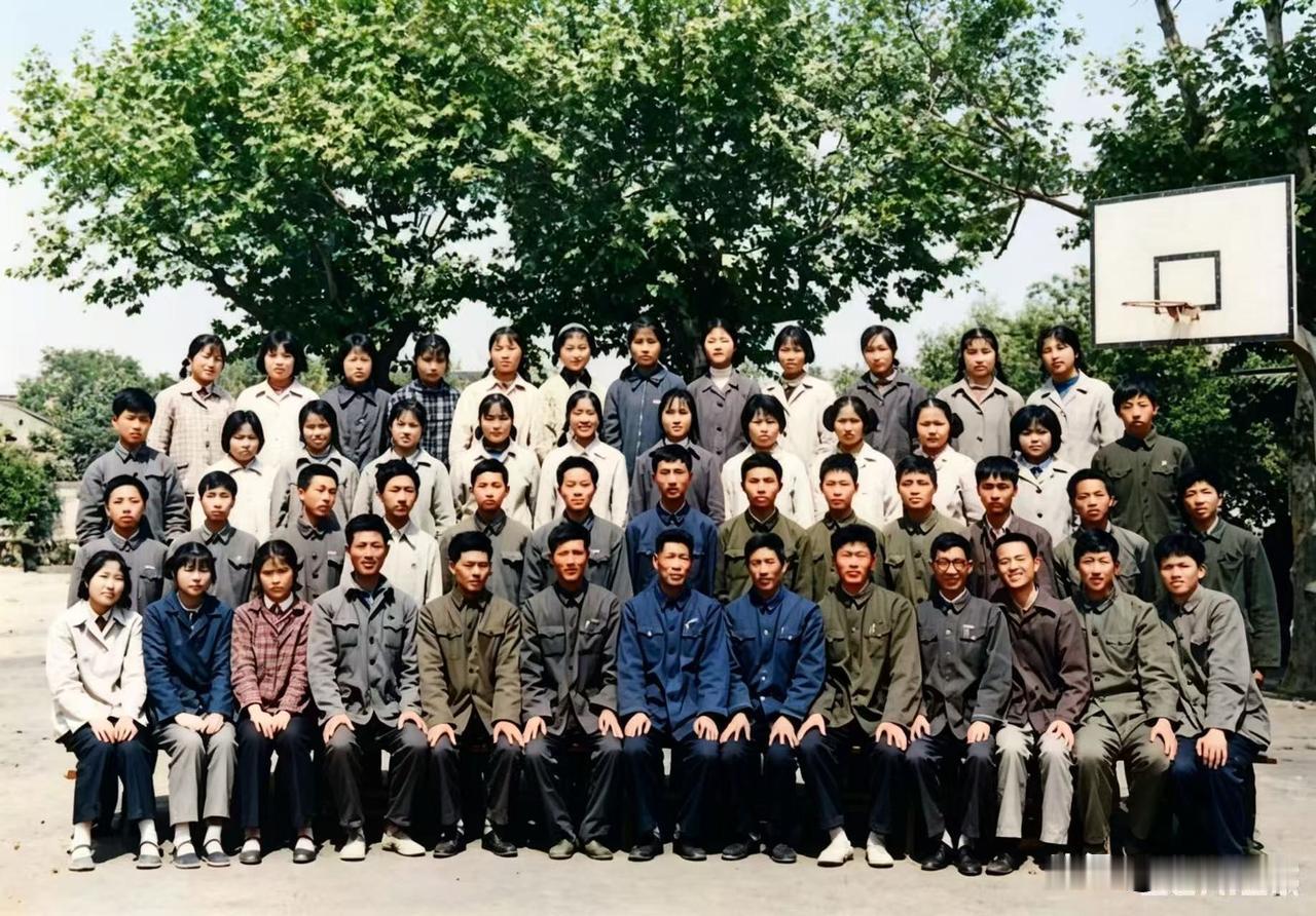 也有几个同学出了意外而离开了，很多老师毕业后再也没有联系了。
还好现在有微信同学