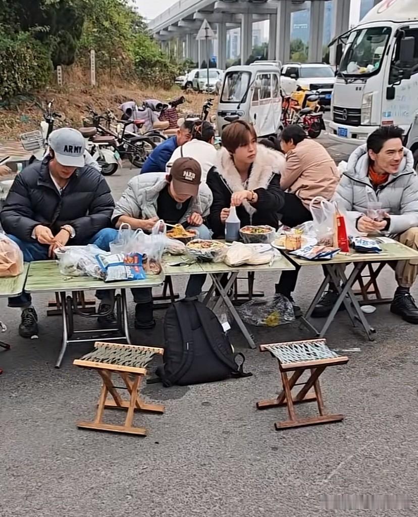 10月24日向佐在章丘鹅庄大集坐在路边小马扎上吃油条豆腐脑呢，你能想象吗？

今