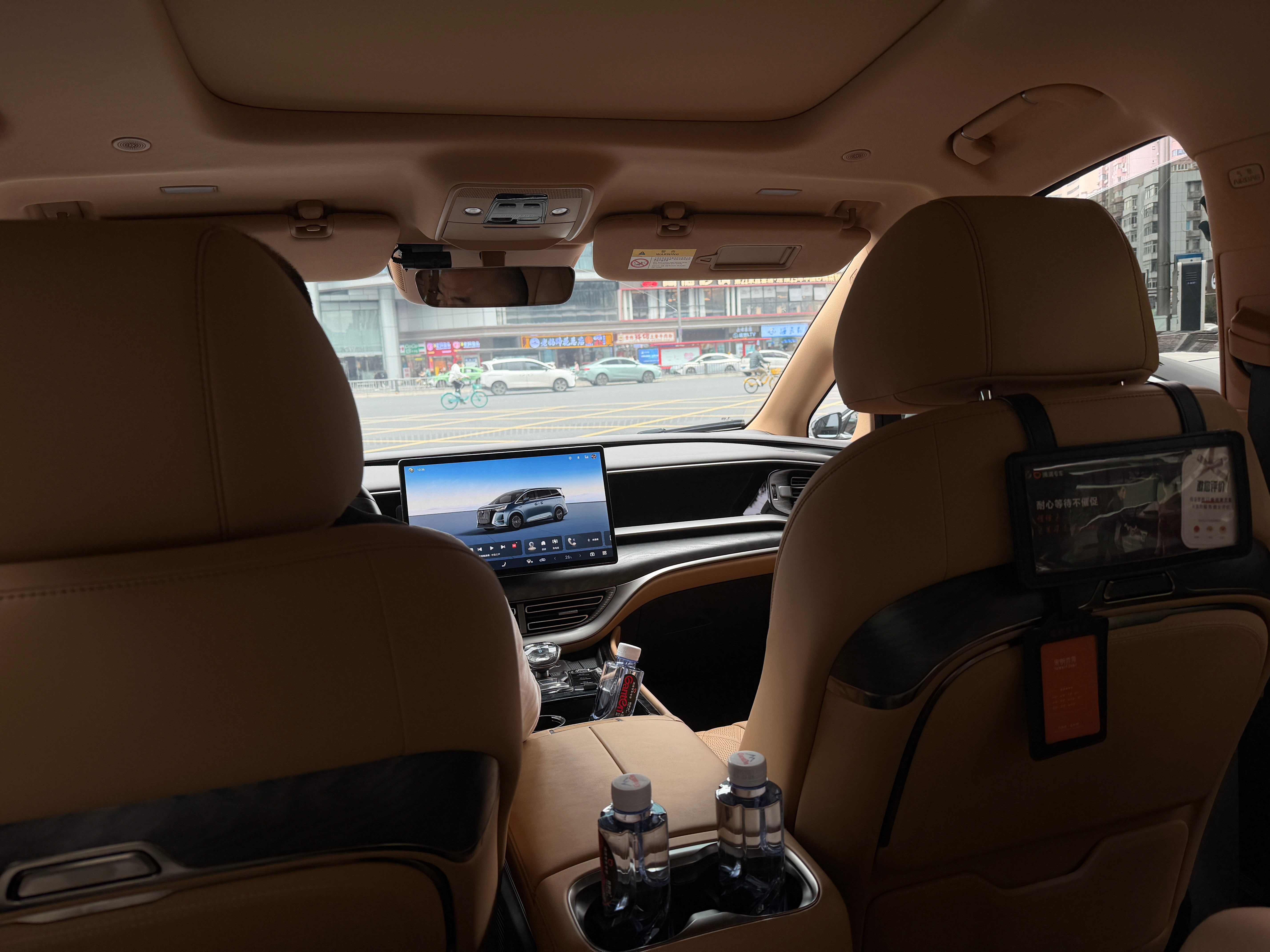 每次打车打到国产车都很开心。[馋嘴]空间、舒适度都能碾压，像腾势D9还支持座椅按