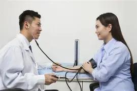 事业单位会给职工一年体检一次，看着是一种福利，其实也是一种免责行为。
在外私企，