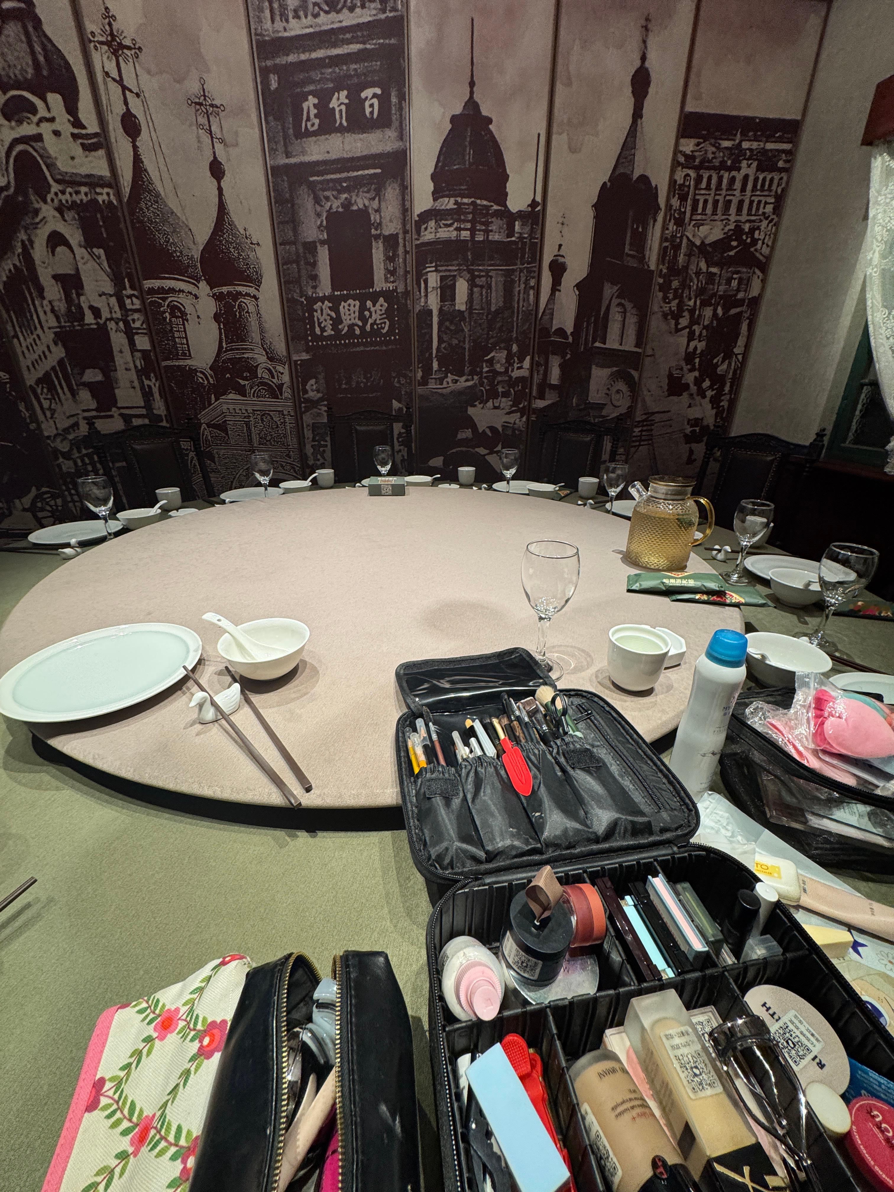 上菜前咱先上妆，怎么样，化妆师的技术好像确实比我好。今天拍东北美食！大家说看我吃