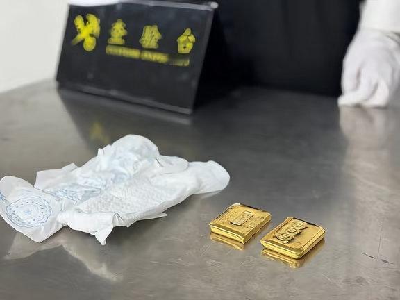 近日，罗湖海关查获一起令人咋舌的走私案：一名旅客将足足674.7克足金块藏进贴身