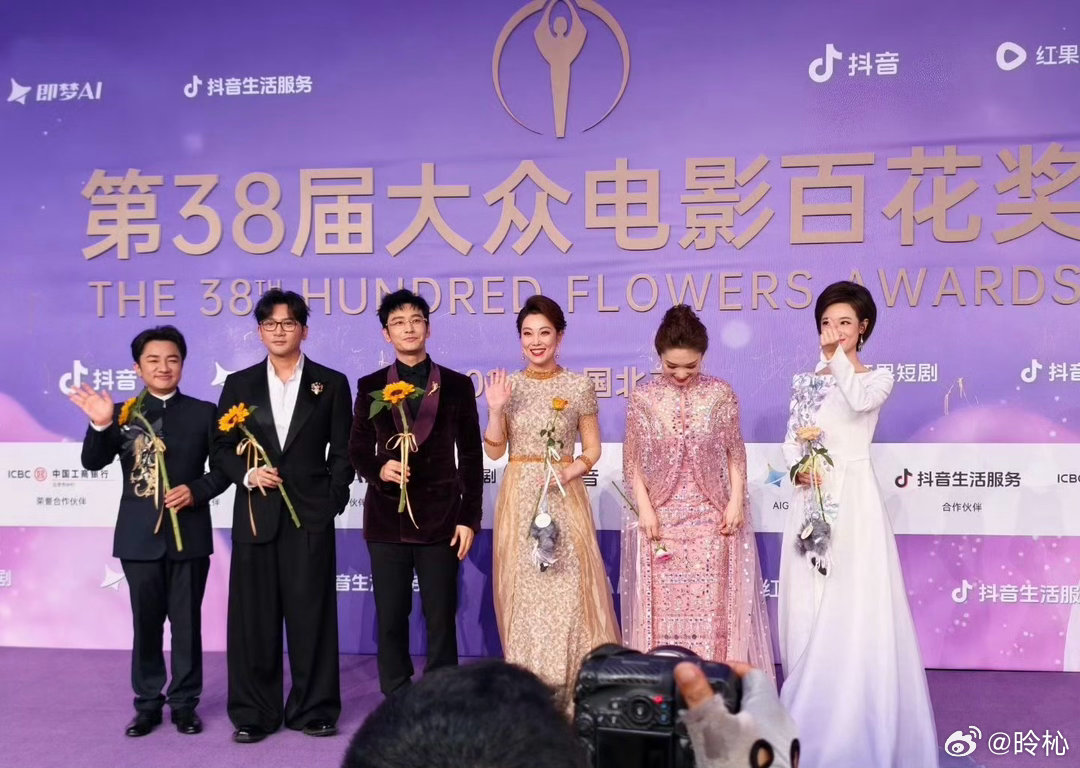 黄晓明苏有朋王祖蓝主持百花奖本届百花奖主持阵容还挺有巧思。黄晓明、苏有朋、王祖蓝