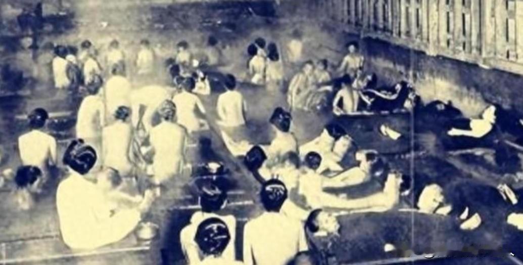 1902年，东京一间澡堂里，男男女女泡在同一个池子里，面对镜头，神情自若，没有一