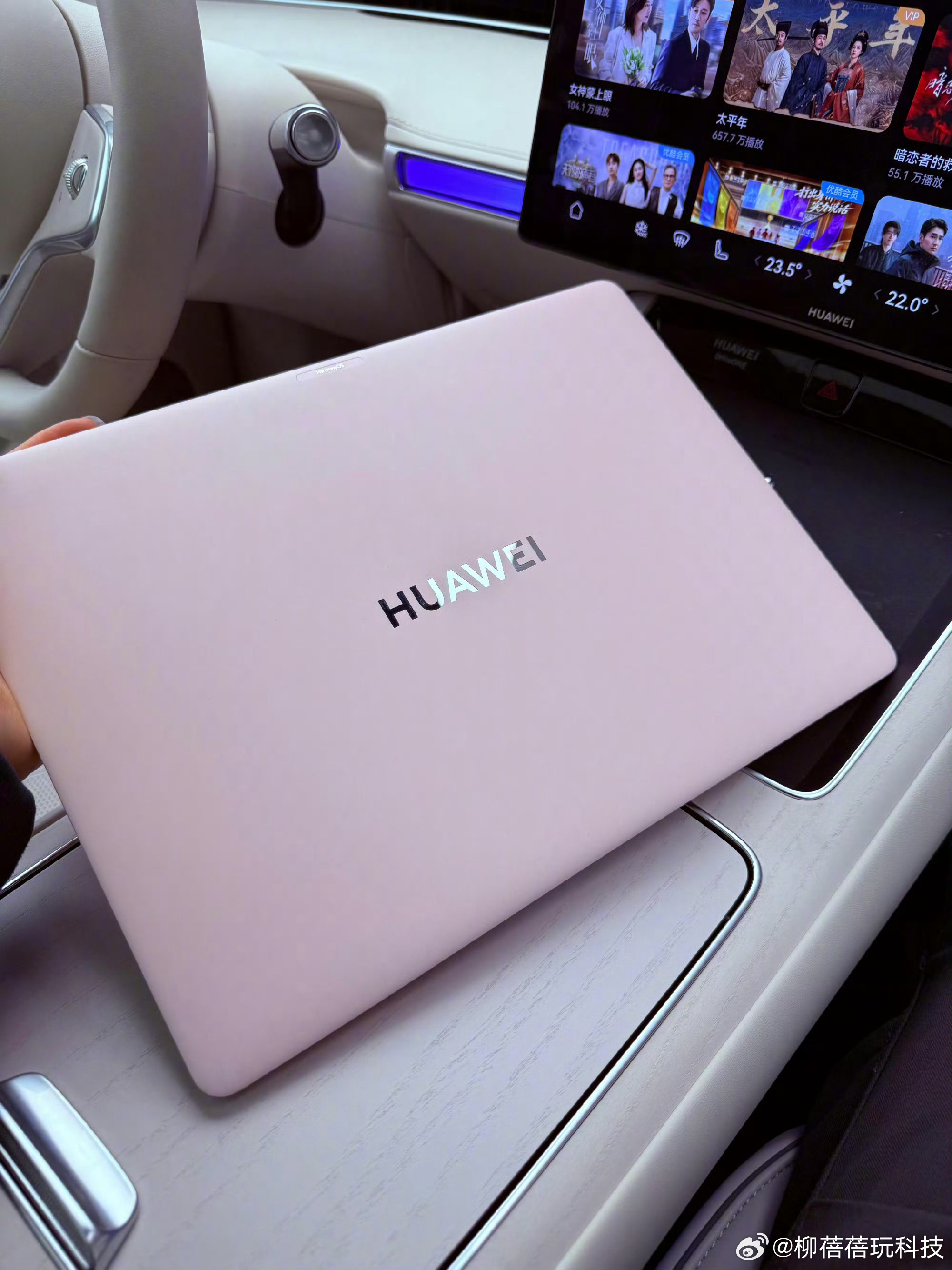 matebook pro整机只有970g，配色好看又轻薄，搭载鸿蒙系统性能超强，