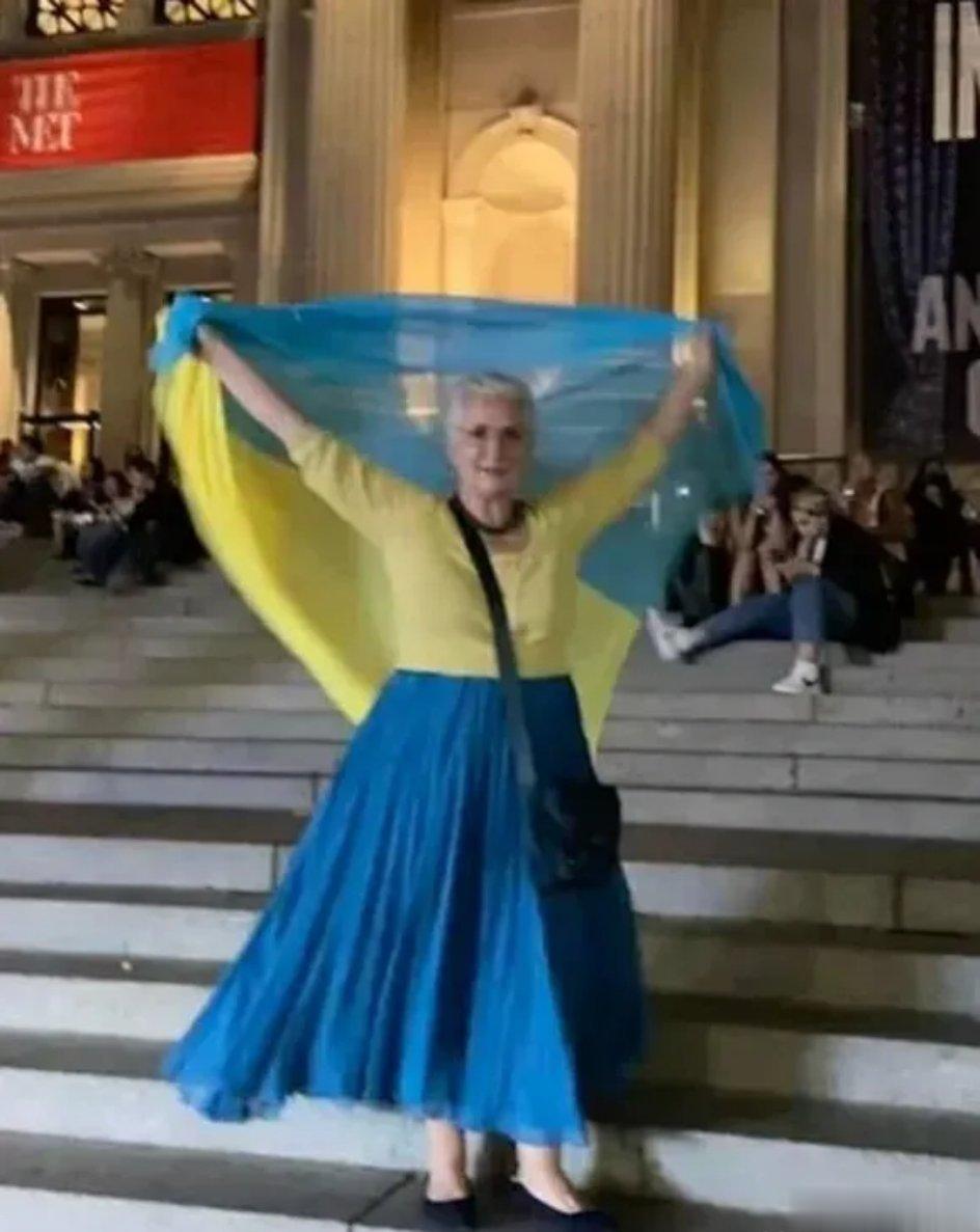 纽约海滩，一头疑似亲俄的鲨鱼袭击了一位乌克兰激进女性…… ​​​