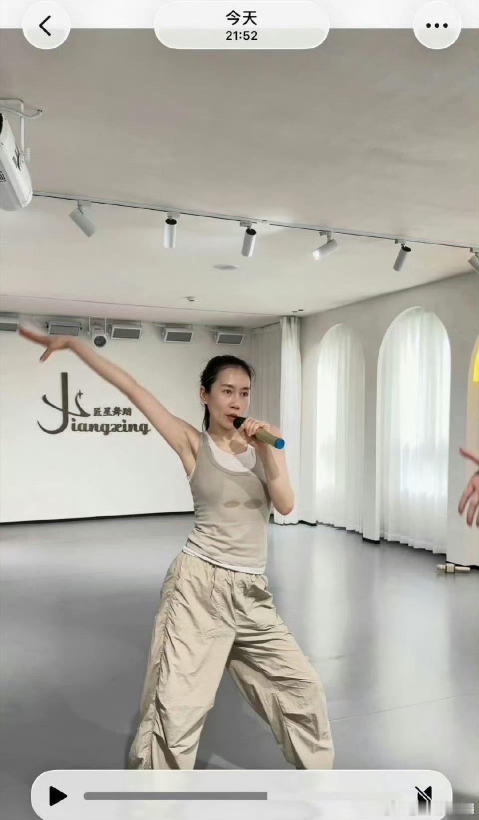 温峥嵘自己玩上了峥嵘姐被意外吓到腿软，摔完不顾伤痛优先惦记舞台，职业素养拉满啦，