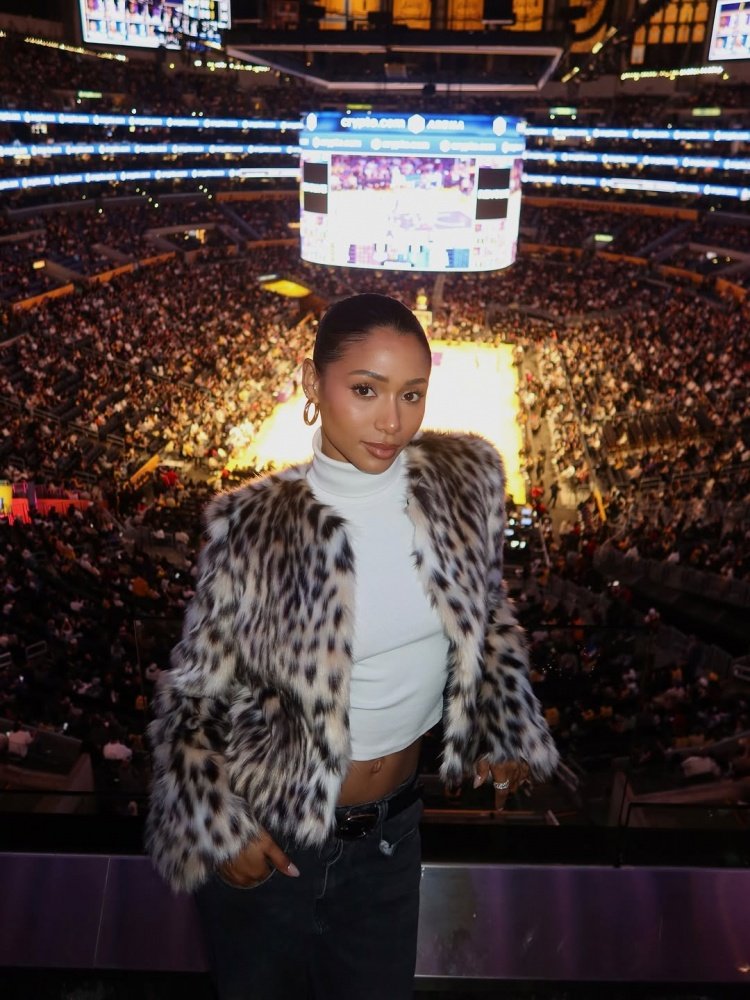 骑士球员朗佐-鲍尔女友Ally Rossel今日在社媒晒出自己观战湖人照片。 