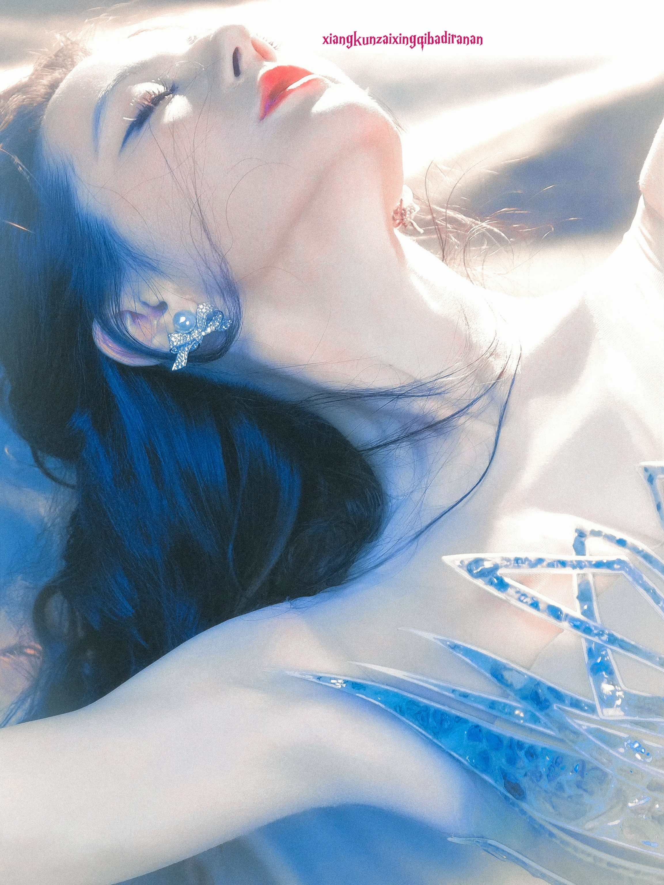 我们要想心系祖国就一定要确立一个远大的志向，树立和培育正确的理想信念，对自己的未