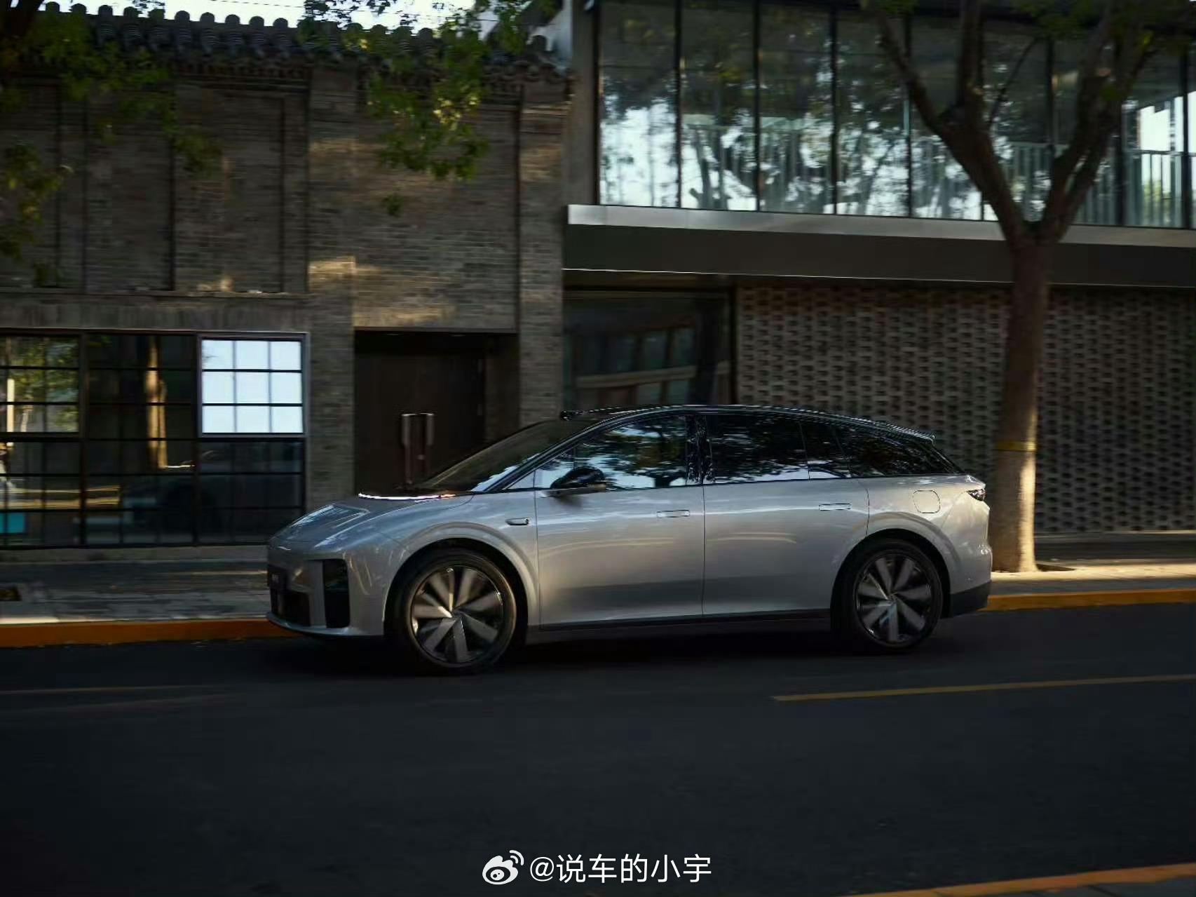 理想i6外观官图曝光，25万～30万格区间，本月正式上市并交付。全系采用800V