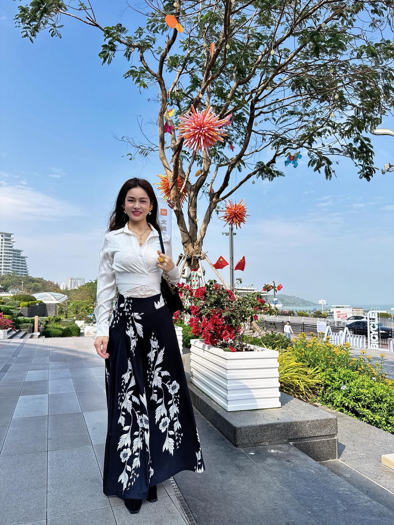 正月初十，人生十全十美，幸福一辈子。福星高照笑开颜；家和万事喜迎门，吉祥如意常相