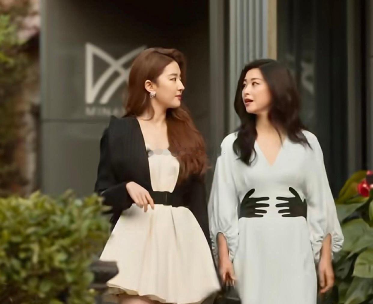 朱珠的裙子腰部设计也太特别了，感觉背后有个人用手圈着她。白天看着还好，还是晚上看