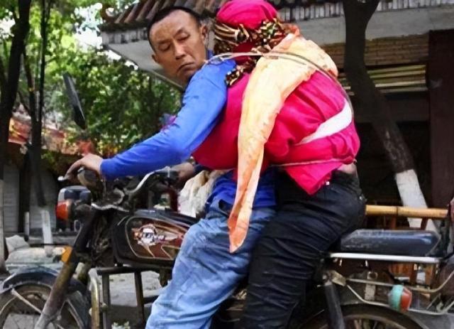 2008年汶川地震中骑摩托背亡妻回家的男子，半年后闪婚新妻，那么他最后过的怎么样