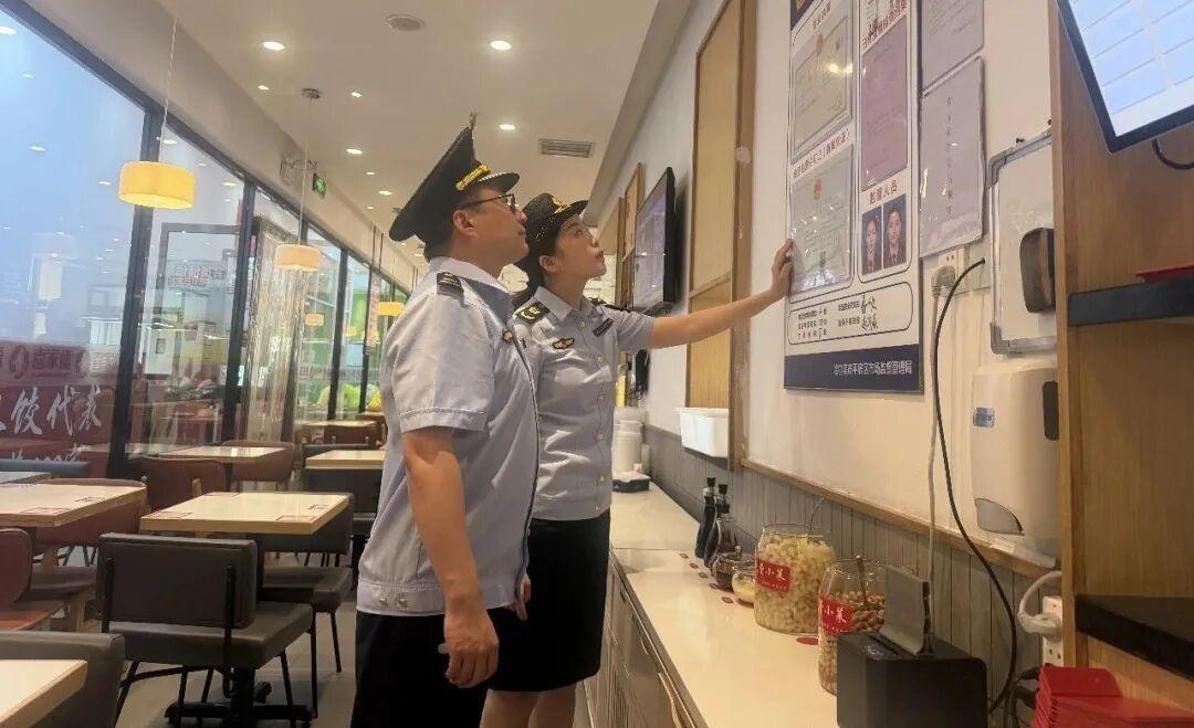 后厨体检：守护“烟火气”里的安全感

盛夏高温，人群集聚，食品安全风险随之攀升，
