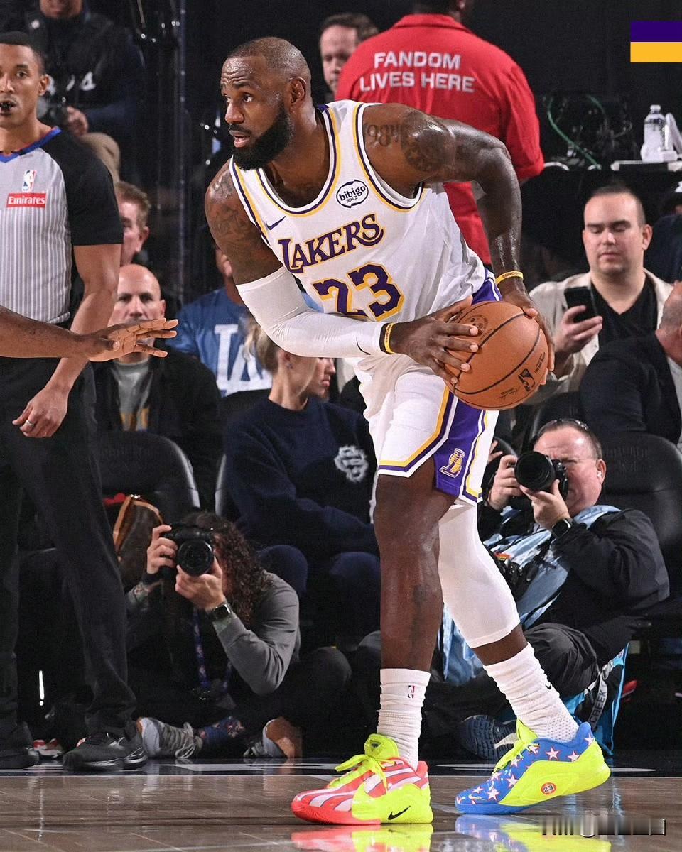 要问送温暖哪家强，还得是同城好兄弟来帮忙。毕竟今天再输，快船就是西部倒数第一了[