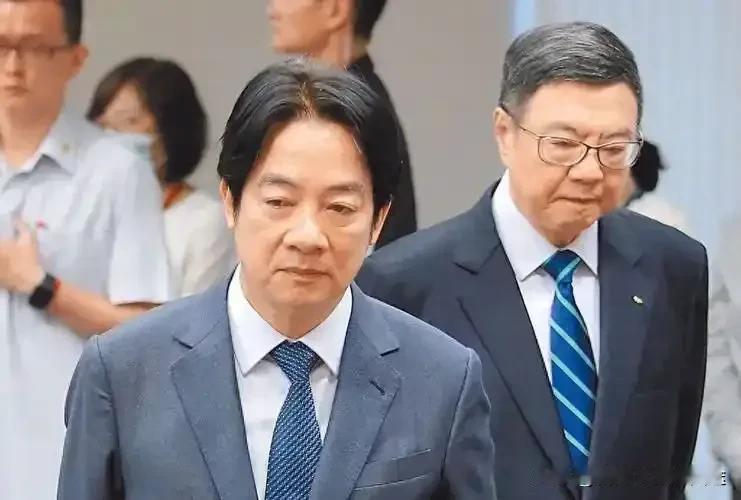 台当局“量台湾物力结美国欢心”翻车！军购600亿新台币换20%关税，岛内怒吼“跪