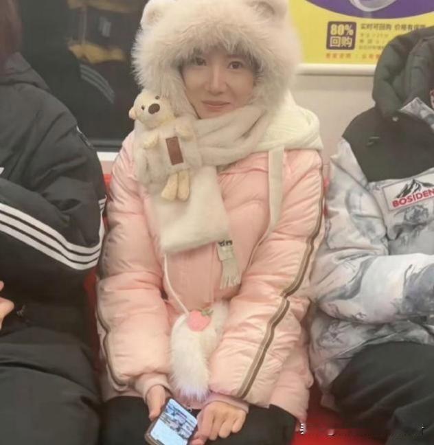 北国风光，千里冰封，万里雪飘。望长城内外，惟余莽莽；大河上下，顿失滔滔。山舞银蛇