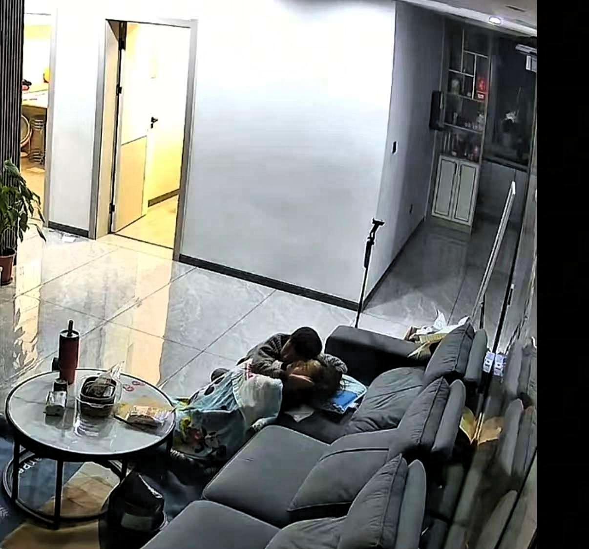 看哭了！女子辅导孩子作业时，焦虑的晕倒了，她儿子在女子晕倒的50多分钟里，不敢打