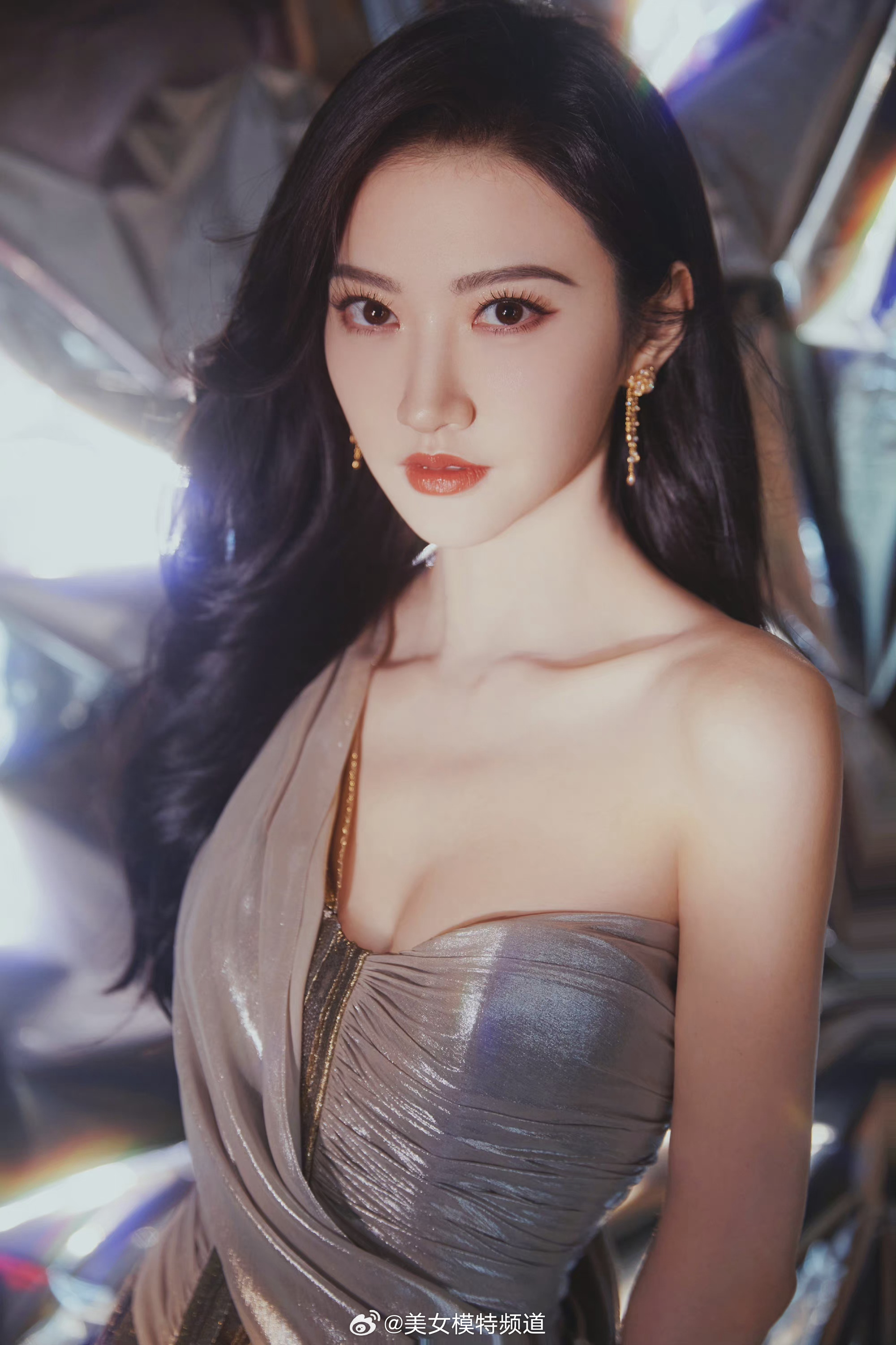 景甜一袭抹胸裙人间富贵花 