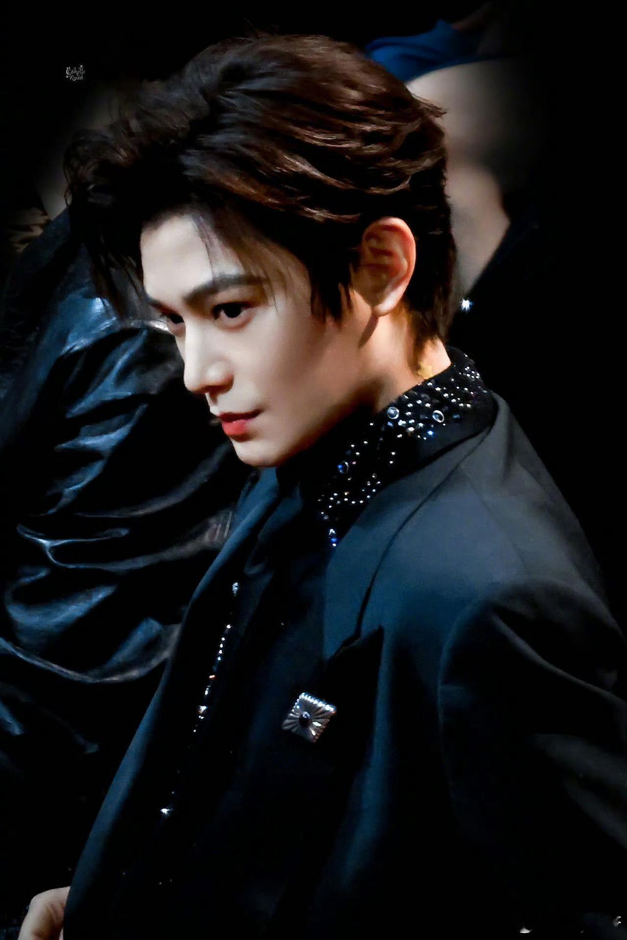 丁禹兮从头坐到尾丁禹兮从不提前退场微博之夜丁禹兮又是那个从头坐到尾的那个人不负每