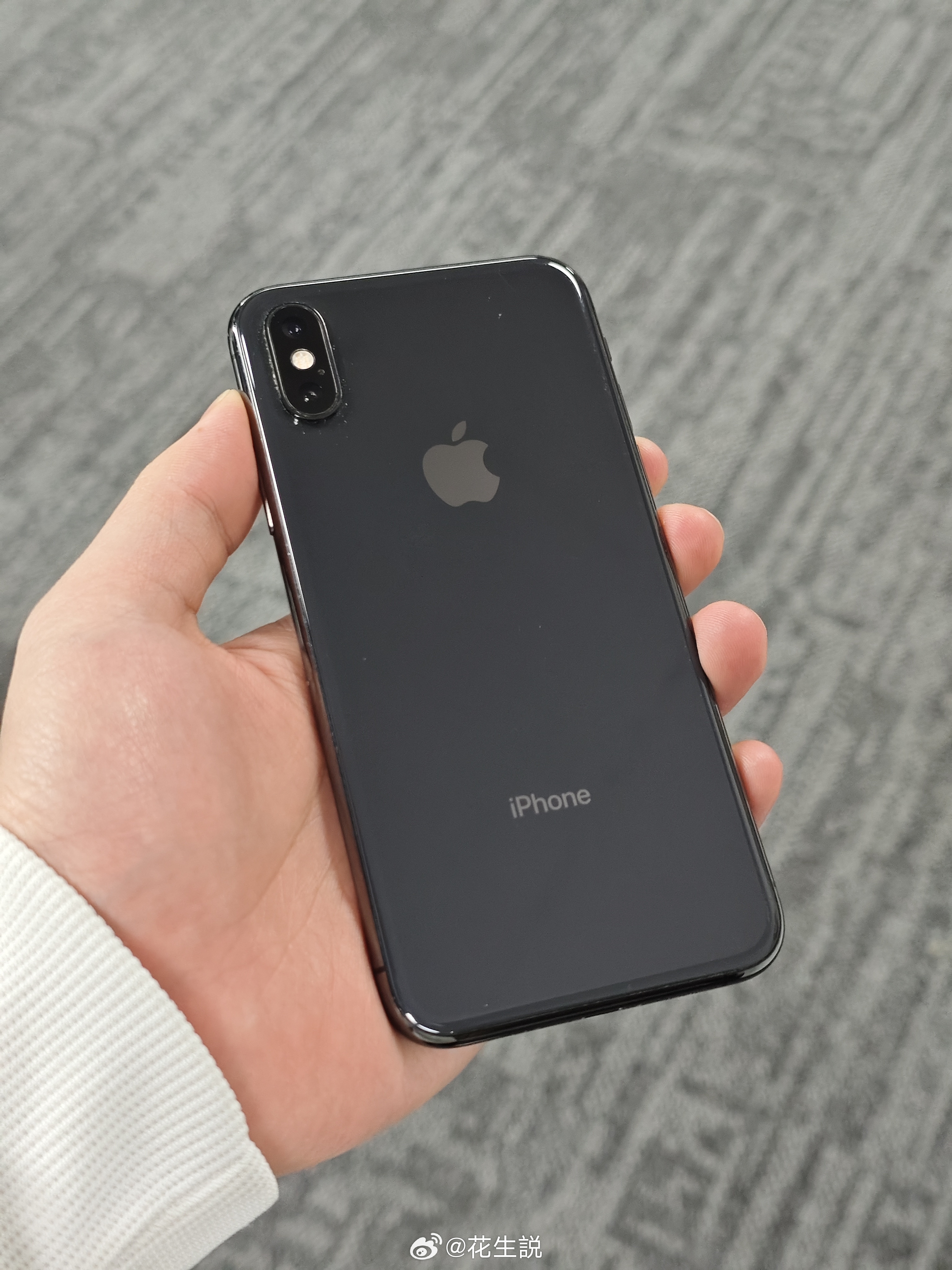 当年如果不买金色，还要分清iPhone X和XS的话，那就只能看顶部的天线条了