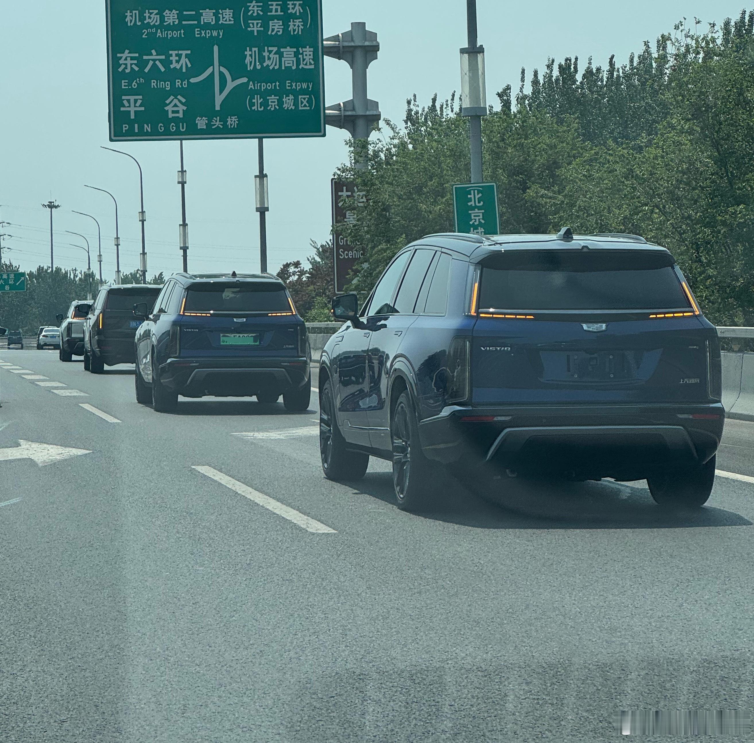 碰到了凯迪拉克大队，VISTIQ也就是凯威德我是头一次见，5米2多尺寸，侧面看非