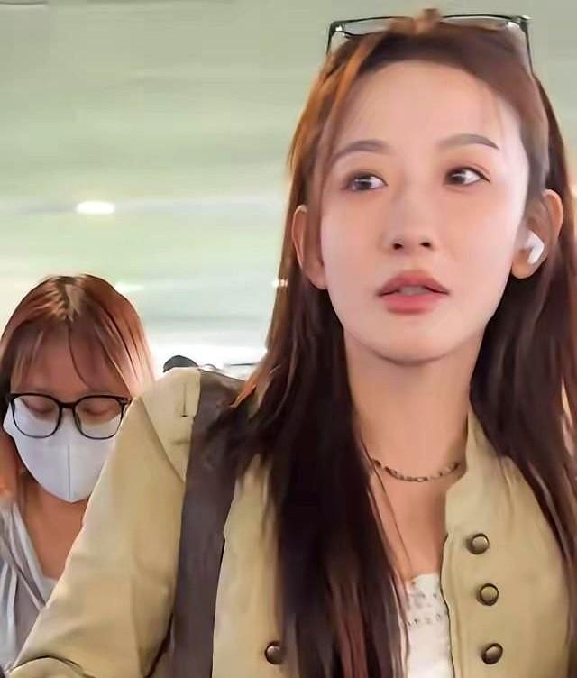 一场红毯妆造失误，硬生生逼出短剧女演员的霸气反击。

8月初百花奖，韩雨彤因高光
