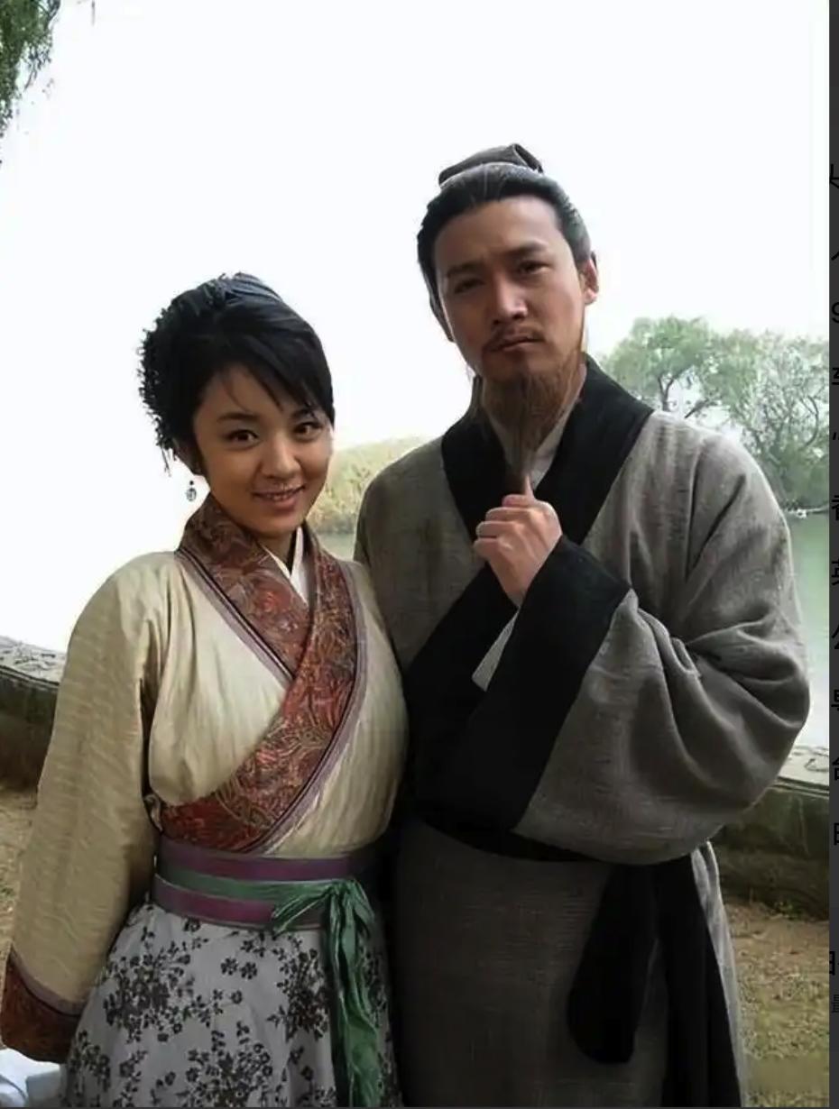 1074年，40岁苏轼被贬杭州，游西湖时竟为12岁歌妓驻足，还为她写下千古名句：