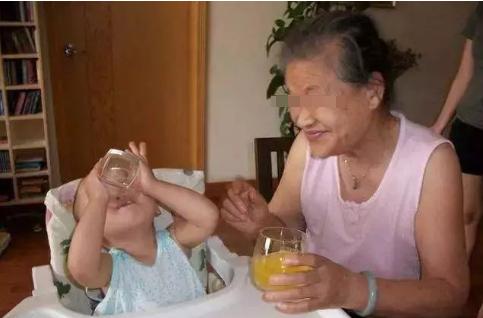 我婆婆教我孩子先叫奶奶，后来跟孩子说，妈妈对你不好，奶奶对你才好！还有好几次，我