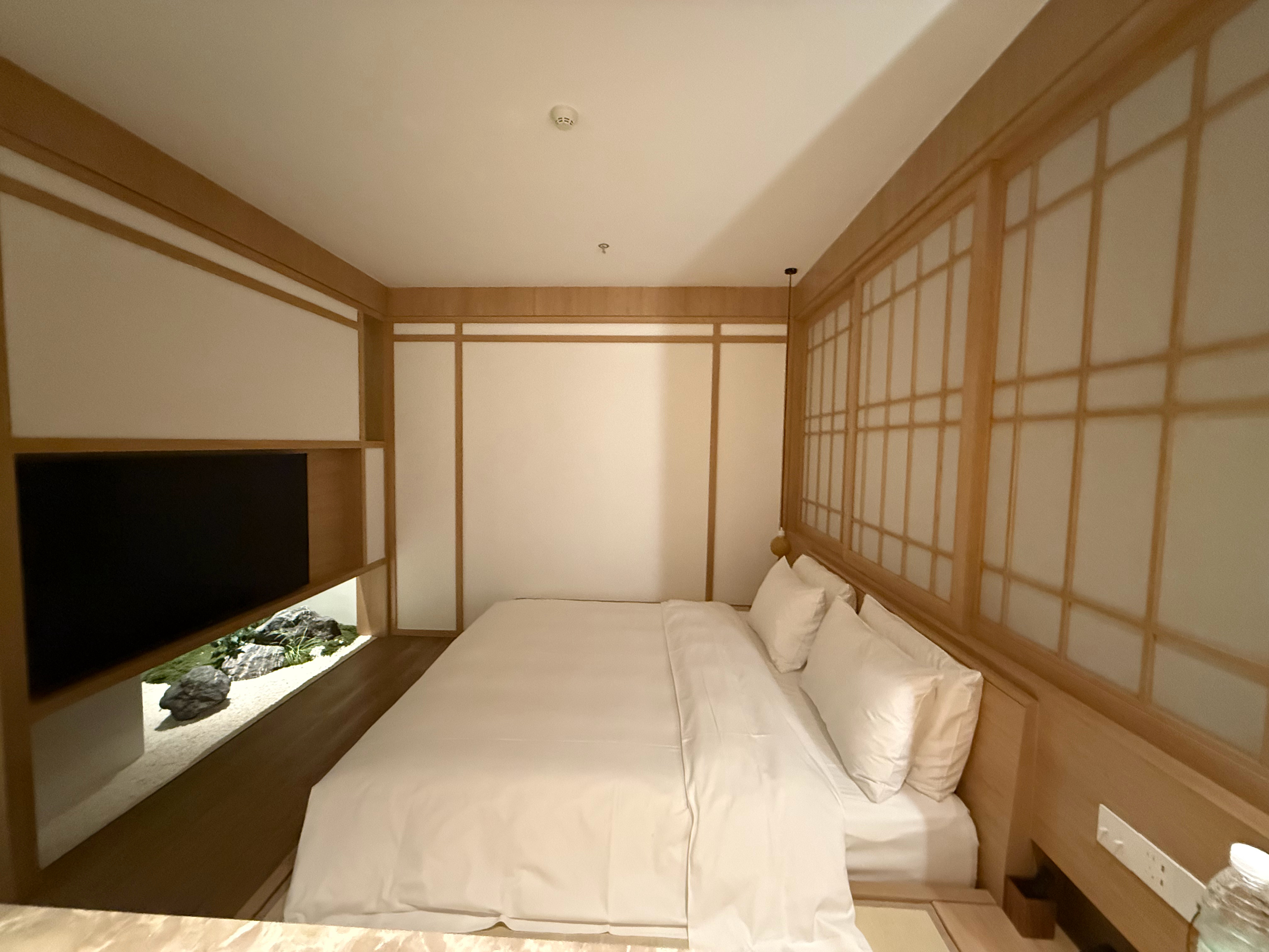 女子住酒店半夜遭陌生男子站床头卧槽，咱不说这男的有啥非分之想，就他么的站在床头就