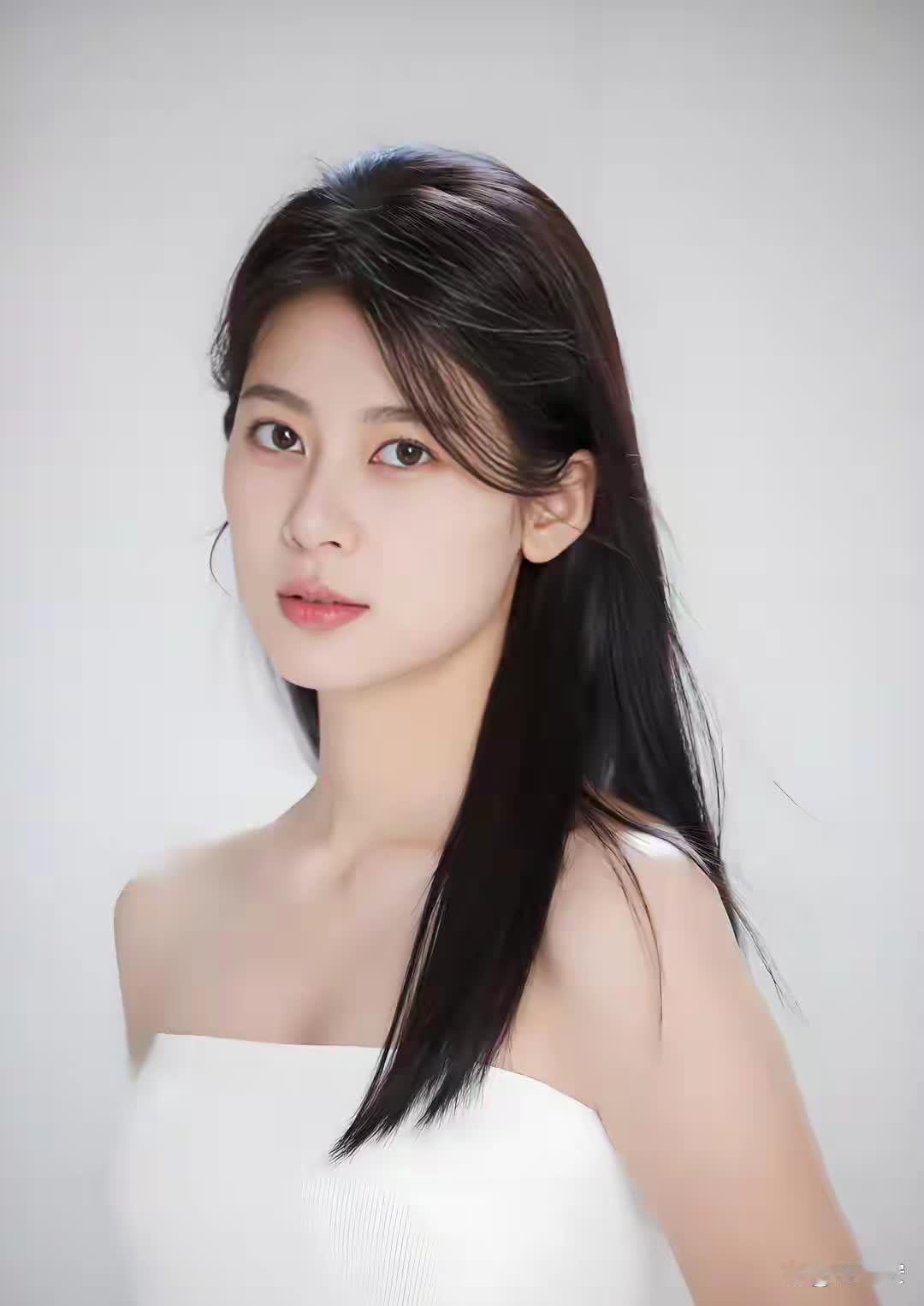 赵昭仪的身姿宛如洁白的玉器，骨骼的美感自然而清新 
