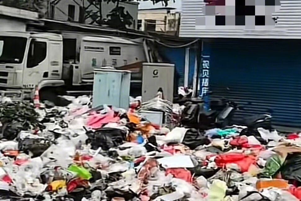 【#广西桂林当地回应路口被堆满垃圾#：中午已经清理】#广西桂林一路口被堆满垃圾#