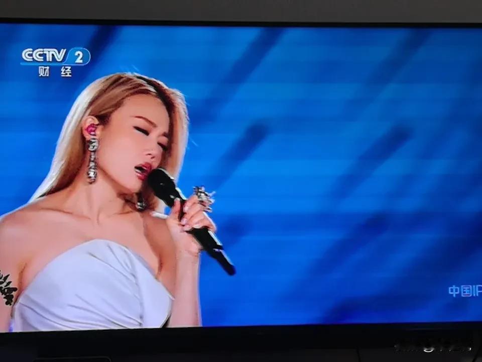 你怎么看新国标电动车的限速追光人，容祖儿。加油，鸿蒙！