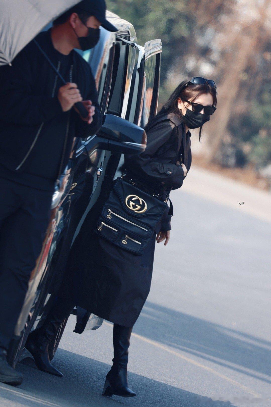 虞书欣戴了两个墨镜如此帅气 今日份欣欣老公姐虞书欣宽肩窄腰虞书欣