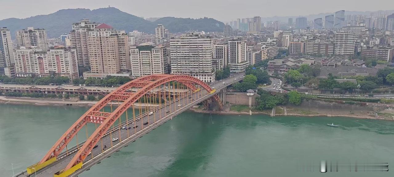 这里是宜宾，三江交汇处，蓝天碧水，空气清新，海鸥飞翔，群鱼嘻戏，游人如织！
此乐