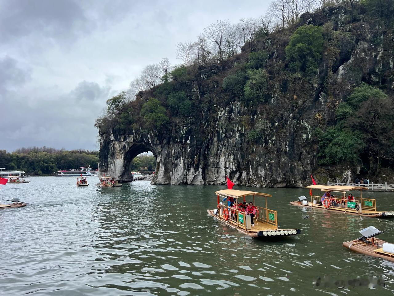 水月洞，桂林之奇景

水月洞，是桂林的一处奇观，处于象鼻山的鼻子与象腿之间的一个