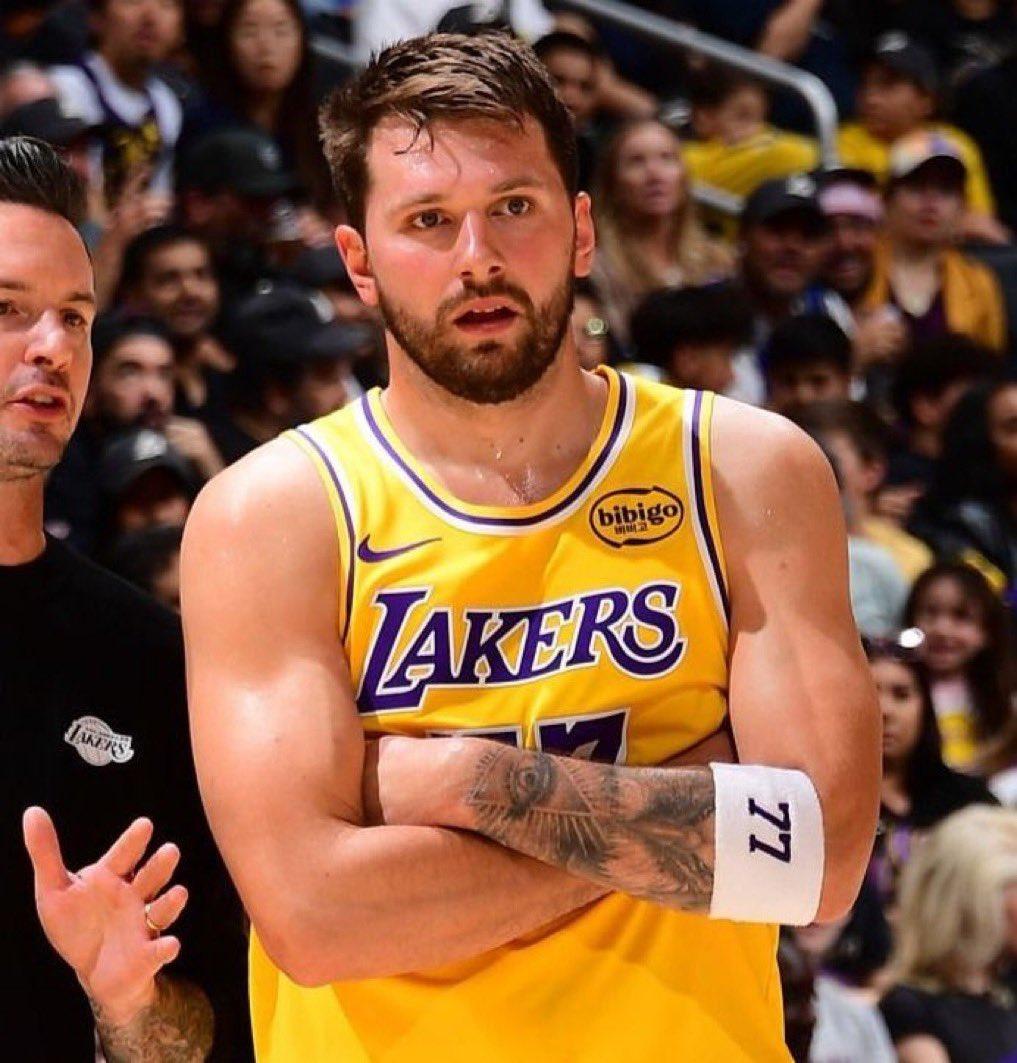 这个赛季正在向你宣告：卢卡·东契奇“永远”都拿不到MVP。
卢卡·东契奇，目前场