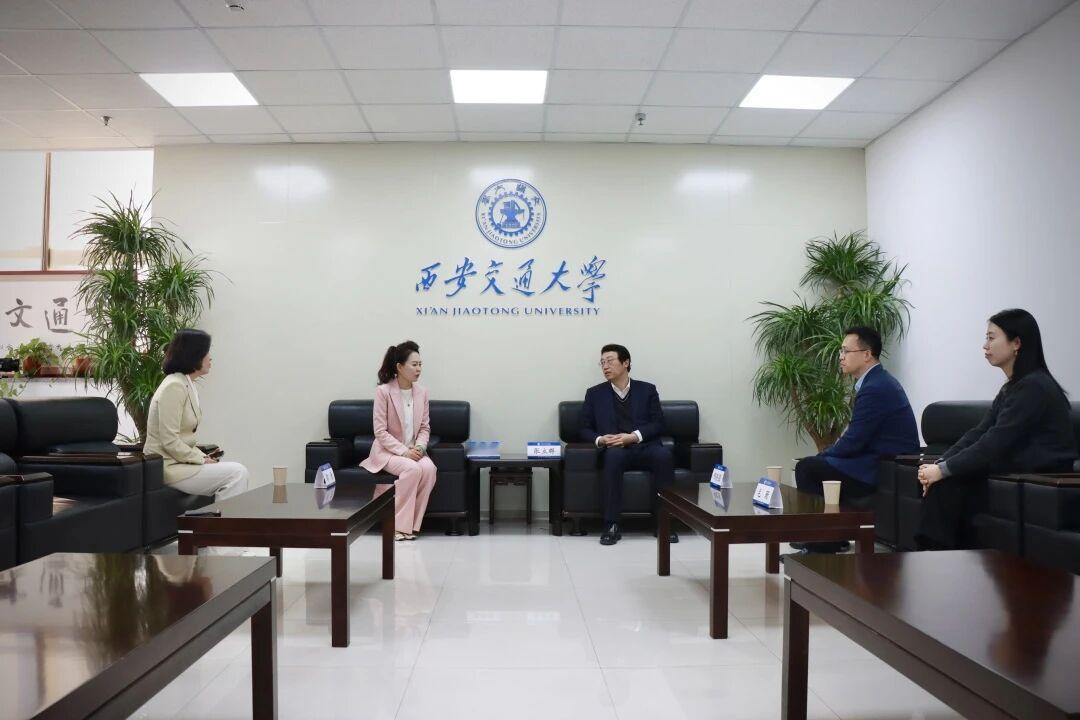 边海燕到访西安交通大学

近日，宝丰集团·燕宝慈善基金会创始人、副理事长边海燕到