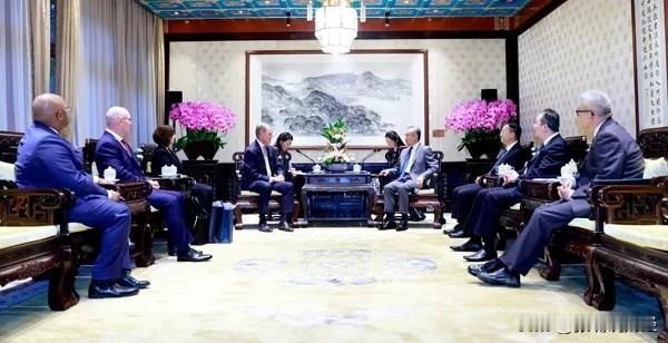 面对泥石流，美国表态了

8月26日，外交部长王毅在京会见美国驻华大使庞德伟，就