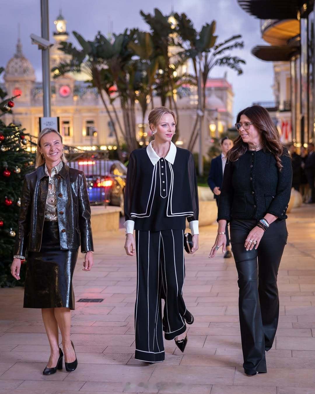 11.13 摩纳哥王妃夏琳参观珠宝展览，裤装来自Edward Achour，不造