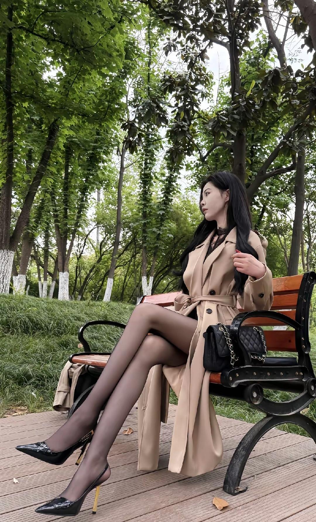 人心换人心
真心最值钱
谁都别敷衍
谁都别欺骗
感情靠经营
冷暖自己清
付出有回