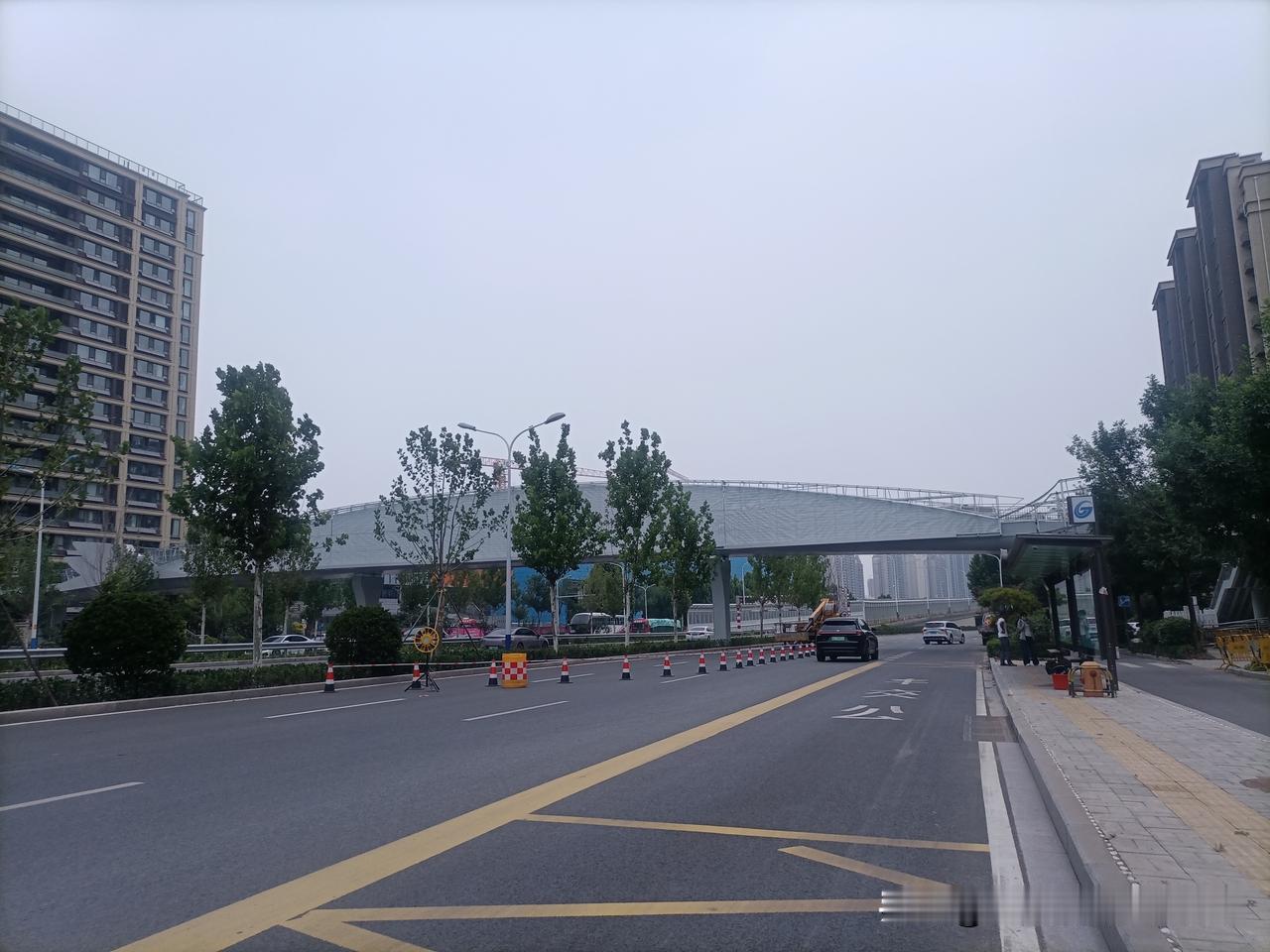 青岛路过街天桥开始上广告了吧…

这位置车流很大，适合做广告…

之前只有护栏，