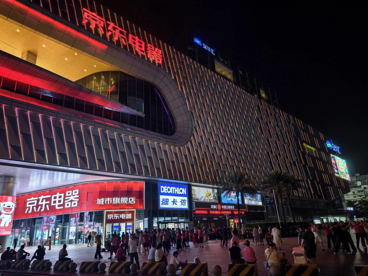 附近开了家领导电器线下店，今天第一次进去逛了下，里面大部分都是卖家电类的产品，最