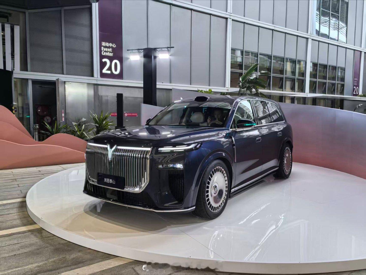 岚图泰山正式上市，四大版本售价从37.99万元起，这次国产高端SUV真的把“价值