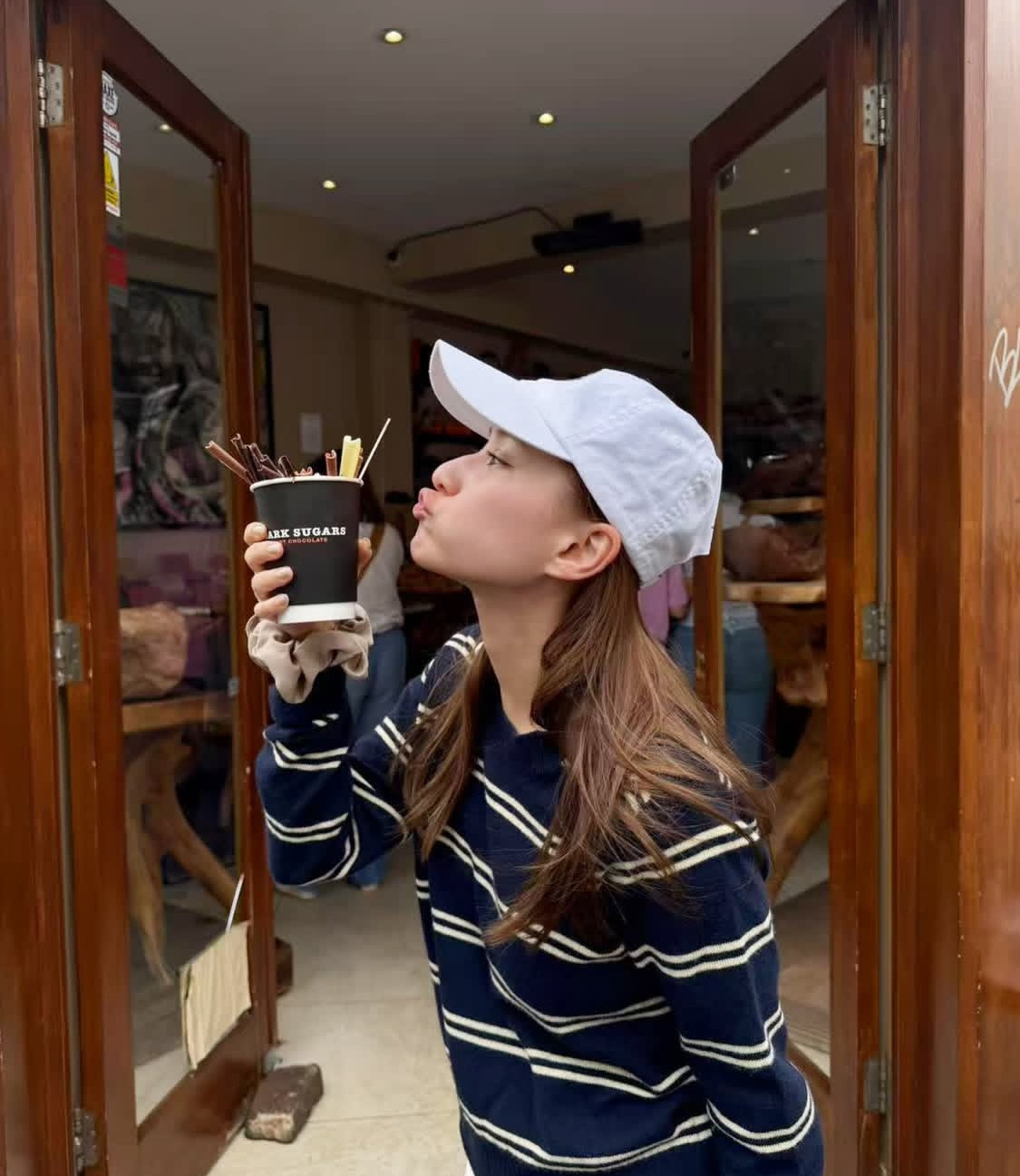 何超莲和友人在英国度假，狂炫美食。 ​​​