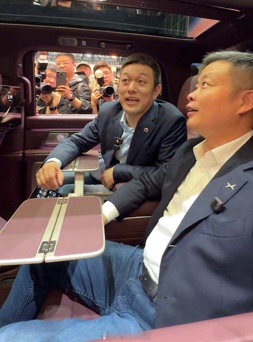 2026北京车展 何小鹏体验蔚来 ES9。小鹏汽车308_IO蔚来北京车展潮这看